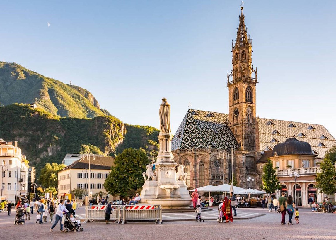 02visitors can stroll02the02winding streets and